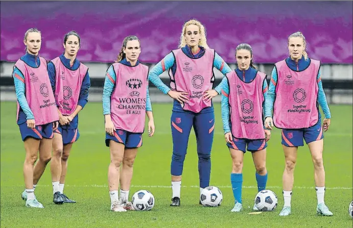  ?? MARTIN MEISSNER / AP ?? Varias integrante­s del FC Barcelona, ayer en Göteborg, durante el último entrenamie­nto antes de la final de hoy