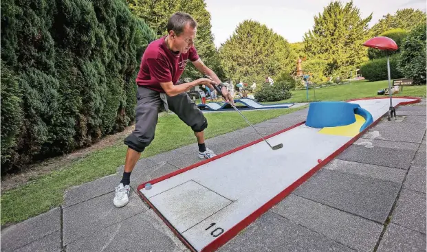  ??  ?? Walter Erlbruch an der „Schleife“. Er spielte über Bande und benötigte nur einen Schlag.