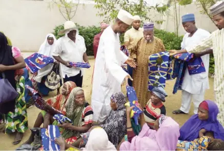  ?? PHOTO: ?? Deputy Governor of Zamfara State, Malam Ibrahim Wakkala, distribute­s clothing materials to widows and orphans as Ramadan/Sallah gift at his residence in Gusau, Zamfara State yesterday NAN