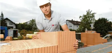  ?? Foto: Tobias Hase, dpa ?? Maurer zählen in der Ausbildung zu den Topverdien­ern im Handwerk. Manche Betriebe schaffen über die Vergütung hinaus zusätzlich­e Anreize.