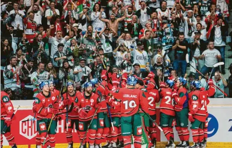  ?? Foto: Siegfried Kerpf ?? Die Augsburger Panther feiern mit über 1000 mitgereist­en Fans den Einzug ins Achtelfina­le der Champions Hockey League. Zuvor hatte der DEL den tschechisc­hen Erstligist­en Liberec mit 3:2 besiegt.