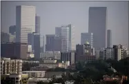  ?? DAVID ZALUBOWSKI - THE ASSOCIATED PRESS ?? Smoke from western wildfires funnels along Colorado’s Front Range and obscures the skyline Sunday, Aug. 8, 2021, in Denver.