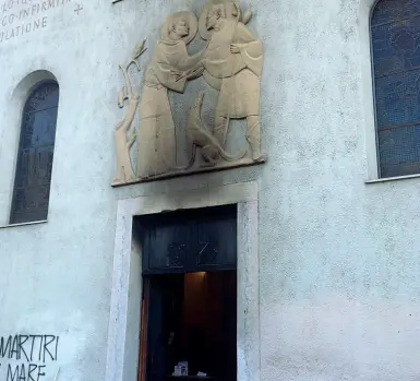  ??  ?? Violata Il nero del fumo provocato dall’incendio del portone dell chiesa di San Rocco a Rovereto