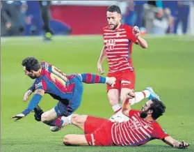  ?? FOTO: GETTY ?? Leo Messi salta por los aires tras recibir una entrada de Germán Sánchez
