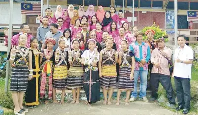  ??  ?? ROSEMARY (tengah, baris kedua) bergambar kenangan bersama guru-guru dan sebahagian ibu bapa serta penari berpakaian tradisi suku kaum Rungus.