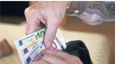  ?? FOTO: DPA ?? Wie lange reicht das Geld? Wer sich im Alter ein Zusatzeink­ommen sichern will und eine größere Summe zur Verfügung hat, kann das entweder mit einer Leibrente oder einem Auszahlpla­n tun.