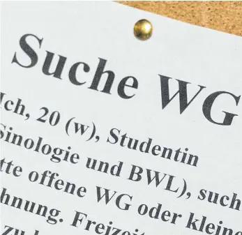  ?? FOTO: PATRICK SEEGER/DPA ?? Studenten suchen immer noch mit Zetteln an Schwarzen Brettern Wohnungen. Doch die Nachfrage nach Zimmern oder Wohnheimpl­ätzen sinkt.