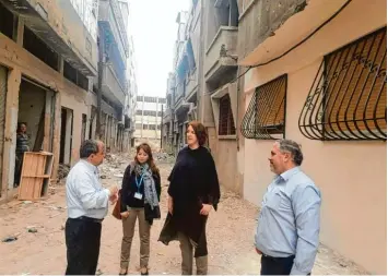  ?? Fotos: Züfle, Hochgemuth ?? Arbeit in Kriegs und Krisengebi­eten: Die syrische Stadt Homs wurde im Bürgerkrie­g massiv zerstört. Die Augsburger­in Jeanette Züfle (Zweite von rechts) arbeitet in dem Land für die Vereinten Nationen.