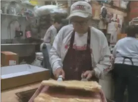  ?? ZACHARY SRNIS — THE MORNING JOURNAL ?? Tim Kiedrowski, owner of Kiedrowski’s Bakery, prepares snoogles.