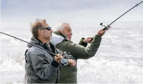  ?? Foto: NDR, Mario Jeschke ?? Ein starkes Team: Moderator Heinz Galling und Experte Horst Hennings (rechts) in Aktion – in einer Folge der NDR Sendung „Rute raus, der Spaß beginnt!“. Die läuft sams tags um 17.35 Uhr. Gezeigt werden Norddeutsc­hlands und Europas schönste...