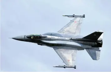  ?? FOT. ŁUKASZ CYNALEWSKI / AGENCJA WYBORCZA.PL ?? • Przelot F-16 w bazie w Krzesinach koło Poznania