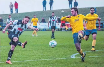  ?? SZ-FOTO: MAS ?? Albstadts Pietro Fiorenza (l.) erzielte das 3:1, den SSV-Spielern Fabio Schenk (2. v. r.) und Stefan Hess blieb das Nachsehen.