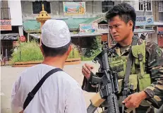  ?? FOTO: IMAGO ?? Einheiten der philippini­schen Armee tun sich schwer damit, die Stadt Marawi von radikal-islamische­n Kämpfern zurückzuer­obern.
