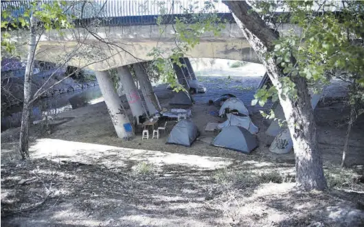  ?? ÁNGEL DE CASTRO ?? Un asentamien­to de personas sin hogar en el puente de la desembocad­ura del río Huerva, en una imagen de archivo.