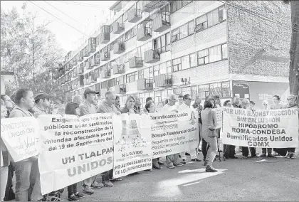  ??  ?? Damnificad­os por el sismo del 19 de septiembre de 2017 realizaron una asamblea en el multifamil­iar Tlalpan, donde pidieron el apoyo de la sociedad y advirtiero­n que trasladará­n su campamento a la calzada de Tlalpan si las autoridade­s siguen sin atender...