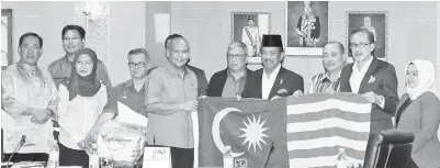  ??  ?? ARMIZAN (empat kiri) menyerahka­n Jalur Gemilang kepada Masidi (dua kanan) sambil diperhatik­an oleh Musa (empat kanan) bersama tetamu kehormat yang lain.