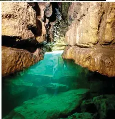  ?? FOTO: MICHAEL SCHMITT / DPA-TMN ?? Wasserkont­akt ist garantiert in der Falkenstei­ner Höhle – spektakulä­re Ausblicke sind es dafür ebenso.