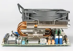  ??  ?? Als alternatie­f kan ook de Shadow Rock LP van be quiet! de Xeon E-2288G nog genoeg koelen, als je de ventilator monteert zoals in deze afbeelding.