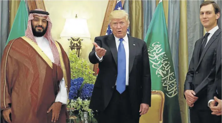  ??  ?? El príncipe Bin Salmán, Trump y su asesor y yerno Jared Kushner en el Ritz Carlton de Riad en el 2017.