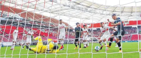  ?? FOTOS: WELLER/DPA, KIENZLE/AFP ?? Auch wenn Stuttgarts Gregor Kobel (3.v.l.) und Waldemar Anton (2.v.r.) Roland Sallai nicht am 0:2 hindern konnten, macht der Auftritt Mut.