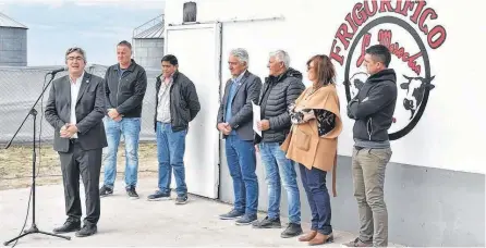  ?? ?? EL MINISTRO de Desarrollo Agrario bonaerense, Javier Rodríguez, presidió el acto de inauguraci­ón del frigorífic­o