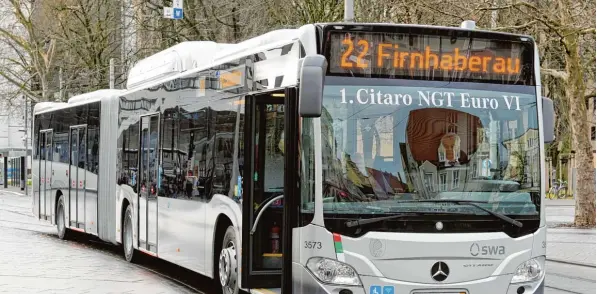 ?? Foto: Silvio Wyszengrad ?? Nach einer Rückrufakt­ion des Hersteller­s müssen die Stadtwerke alle 23 Busse ihrer neuen Flotte vorübergeh­end außer Betrieb nehmen.