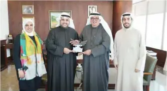  ??  ?? KUWAIT: KIPCO’s Vice Chairman (Executive) Faisal Al-Ayyar (second from right) receives the recognitio­n plaque from Tmkeen CEO, Ali Al-Ibrahim.