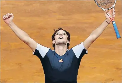  ?? MICHAEL STEELE / GETTY ?? Dominic Thiem celebrando su victoria sobre Rafael Nadal, ayer en los cuartos de final de Roma