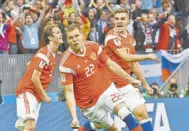  ??  ?? RUSIA NO tuvo complicaci­ones para ganar el encuentro inaugural del Mundial, pues demostró que el nivel de futbol mostrado hace unos meses sigue igual.