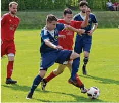  ?? Foto: Szilvia Izsó ?? Wolferstad­ts Sandro Morena (vorne) im Zweikampf mit Marktoffin­gens Andreas Bir kle. Der TSV gewann das Spitzenspi­el knapp mit 1:0.