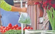  ?? SATYABRATA TRIPATHY/HT ?? Shopkeeper­s say there is no alternativ­e to plastic packaging of fruits, grains and textile.