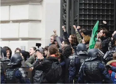  ?? Foto: AFP/Eric Piermont ?? Gerangel bei der Besetzung der französisc­hen Blackrock-Zentrale in Paris