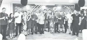  ?? ?? MESRA: Wong (tujuh kiri) bersama yang lain ketika meraikan perpaduan antara PDP-PSB pada Majlis Makan Malam Tahun Baharu Cina anjuran PSB Bawang Assan di Sibu, Sabtu lepas.