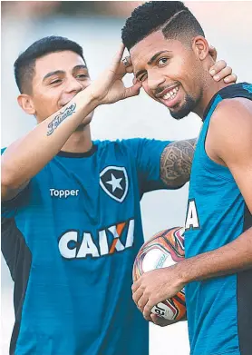  ??  ?? Renatinho brinca com Matheus: os dois podem começar o jogo decisivo VÍTOR SILVA/SSPReSS/BOTAFOGO