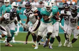  ?? JOE CAVARETTA/STAFF FILE PHOTO ?? Veteran back Frank Gore was brought to the Dolphins, in part, to serve as a guiding hand to Kenyan Drake, above, as the young player takes on his first season as a full-time back.