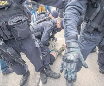  ?? FOTO: EFE ?? > Contramani­festante es detenido ayer frente a la Embajada rusa en Praga. (Archivo)
