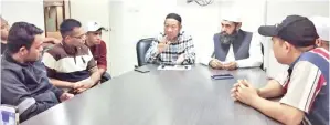  ??  ?? IMAM Mufti Sulaiman Wong (kiri, depan) dan Imam Mufti Muhammad Arsad sedang memberi penerangan mengenai kod VR720.