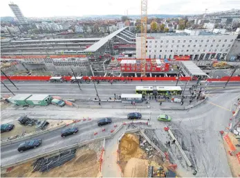  ?? FOTO: KAYA ?? Am Hauptbahnh­of geht es auf der Friedrich- Ebert- Straße nur in eine Richtung. Die Industrie- und Handelskam­mer schlägt vor, die Fahrtricht­ung zu ändern. Das würde vor allem den Stauknoten vor dem Theater entlasten.