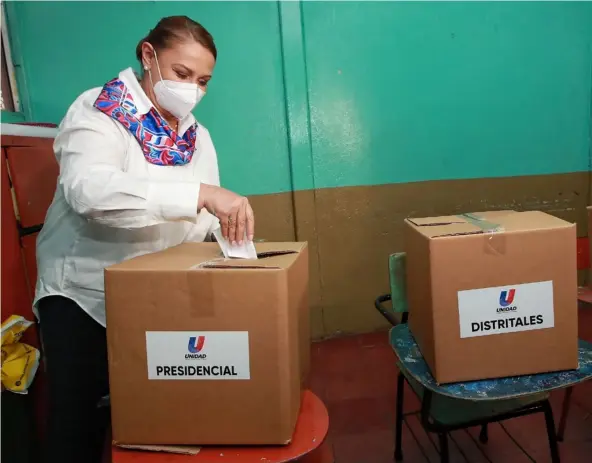  ?? JoHn duRAn ?? Lineth Saborío emitió su voto, en horas de la mañana, en la escuela de Rincón Grande de Pavas, en San José.