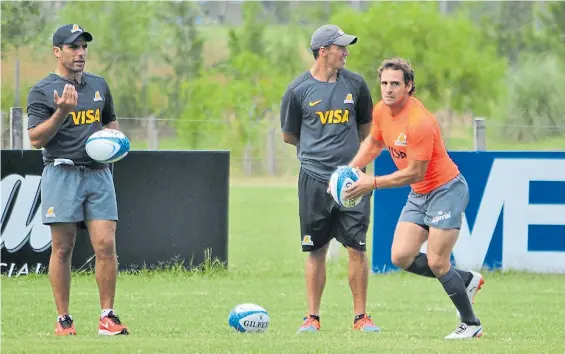  ?? PRENSA UAR ?? Apertura. Nicolás Sánchez, que jugará de entrada, ataca con la pelota en sus manos y Gaitán, ayudante técnico, da indicacion­es.