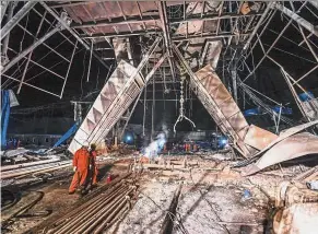  ?? — AP ?? Ongoing task: Rescuers at the site of the mine explosion in Benxi.