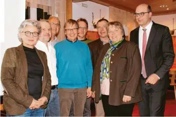  ?? Foto: Hertha Grabmaier ?? Sie alle wollen an einem Stang ziehen. Von links Gabriele Triebel, Johann Drexl, Gerhard Däubler, Rainer Fuß, Josef Rüegg, Franz Lenz, Rita Behl und Michael Kießling.