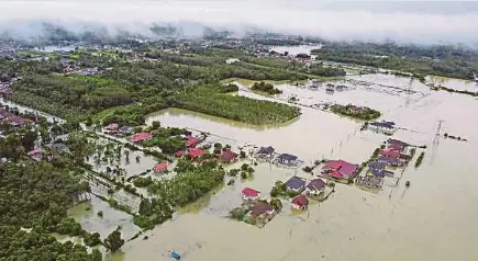  ?? (Foto Nik Abdullah Nik Omar/bh) ?? Kerosakan bangunan, jalan raya dan sektor pertanian di Kelantan menyebabka­n kerugian mencecah RM300 juta.