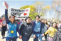  ??  ?? 2. Caminaron por el barrio Juan Pablo II de la mano de la mamá Rosa y de la hermanita Tania.