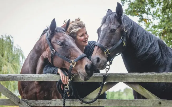  ??  ?? Releasing the cuddle hormone: Sally Hudson, with Stylish and Pica, helps clients return to equilibriu­m with the help of old polo ponies