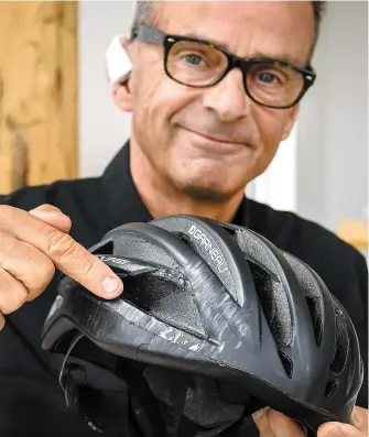  ?? PHOTO LE JOURNAL DE QUÉBEC SIMON CLARK ?? « Le casque a fait son travail », affirme Louis Garneau, qui a été victime d’une chute à vélo dans Portneuf samedi matin. Il est confiné à la maison pour quelques jours.