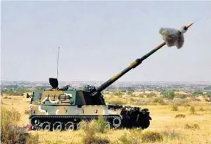  ??  ?? (Left, top) M777 155 mm howitzer in action; (above) K9 VAJRA-T 155mm 52 calibre gun and (right) Dhanush 155mm artillery gun.