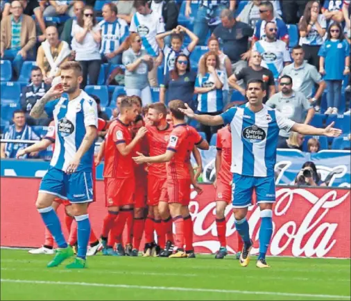  ??  ?? SUPERADOS. Los jugadores blanquiazu­les parecieron cansados en el tramo final y acabaron cediendo los tres puntos ante la Real Sociedad.