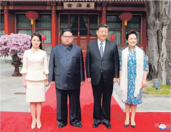  ?? AFP ?? El líder norcoreano Kim Jong Un (centro izquierda) y el presidente chino Xi Jinping (centro derecha) posan junto a sus esposas, Ri Sol Ju, y Peng Liyuan, en Pekín, durante la visita realizada por el mandatario norcoreano.