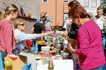  ?? Foto: Annette Zoepf ?? Im Juni fand im Bismarckvi­ertel ein Hofflohmar­kt statt – mit großem Erfolg. Er motivierte Bewohner anderer Stadtviert­el, auch Flohmärkte zu organisier­en.